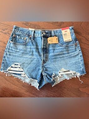 Levi’s 501 Original Shorts NWT Size 32 High Rise Distressed Cutoff Denim